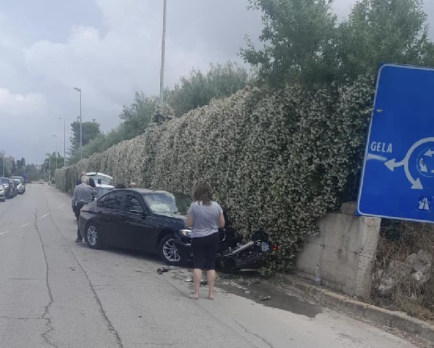 https://www.ragusanews.com/immagini_articoli/31-05-2023/1685538278-auto-contro-moto-muore-vittoriese-37enne-3-500.jpg