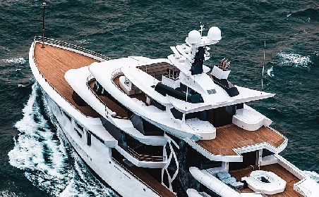 https://www.ragusanews.com/immagini_articoli/31-07-2021/1627753850-yacht-a-siracusa-e-arrivato-artefact-lungo-80-metri-3-280.jpg