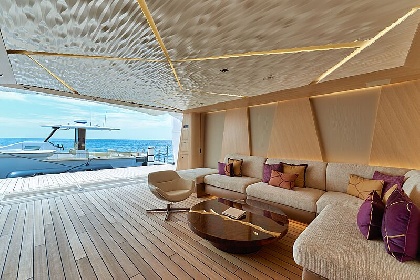 https://www.ragusanews.com/immagini_articoli/31-07-2021/1627753857-yacht-a-siracusa-e-arrivato-artefact-lungo-80-metri-6-280.jpg