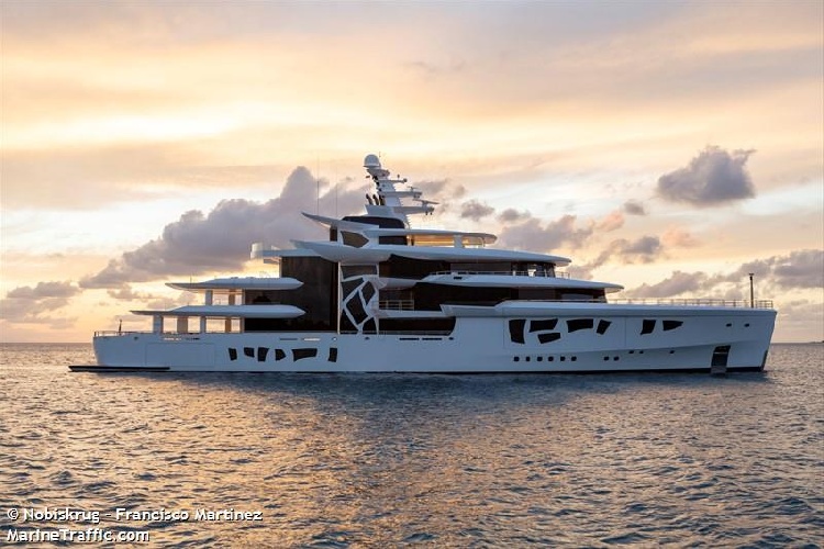 https://www.ragusanews.com/immagini_articoli/31-07-2021/yacht-a-siracusa-e-arrivato-artefact-lungo-80-metri-500.jpg