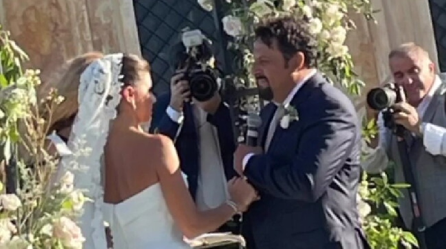 https://www.ragusanews.com/immagini_articoli/31-07-2022/1659278588-enrico-brignano-e-flora-canto-si-sono-sposati-foto-1-500.jpg