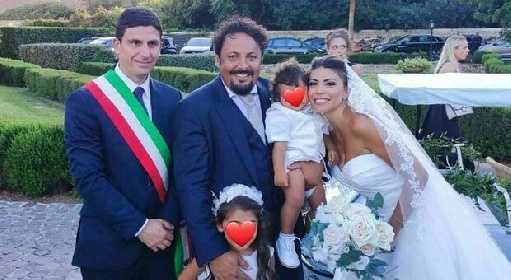 https://www.ragusanews.com/immagini_articoli/31-07-2022/1659278590-enrico-brignano-e-flora-canto-si-sono-sposati-foto-2-280.jpg