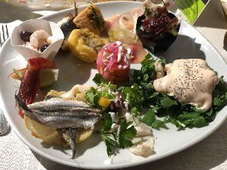 https://www.ragusanews.com/immagini_articoli/31-08-2018/1535704256-antipasto-pesce-conquistare-marina-ragusa-1-240.jpg