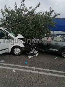 https://www.ragusanews.com/immagini_articoli/31-08-2023/pozzallo-scontro-fra-auto-e-pulmino-8-feriti-grave-donna-elisoccorsa-300.jpg