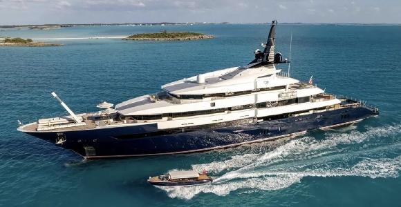 https://www.ragusanews.com/immagini_articoli/31-08-2024/1725100010-yacht-il-man-of-steel-in-ortigia-a-siracusa-1-300.jpg