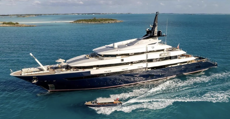 https://www.ragusanews.com/immagini_articoli/31-08-2024/1725100010-yacht-il-man-of-steel-in-ortigia-a-siracusa-1-500.jpg