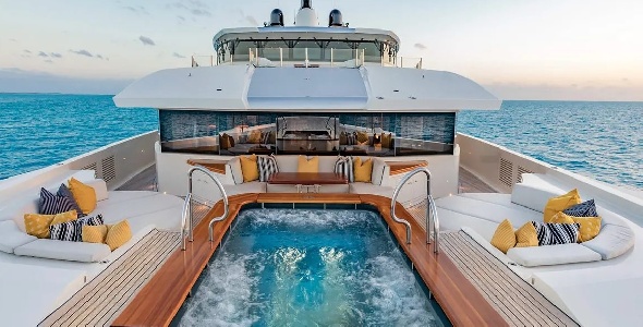 https://www.ragusanews.com/immagini_articoli/31-08-2024/1725100060-yacht-il-man-of-steel-in-ortigia-a-siracusa-2-300.jpg
