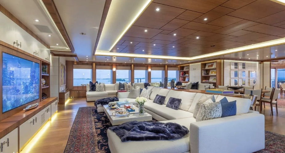 https://www.ragusanews.com/immagini_articoli/31-08-2024/1725100620-yacht-il-man-of-steel-in-ortigia-a-siracusa-5-500.jpg