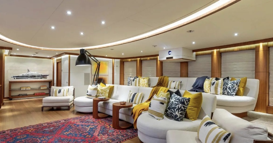 https://www.ragusanews.com/immagini_articoli/31-08-2024/1725100726-yacht-il-man-of-steel-in-ortigia-a-siracusa-6-500.jpg