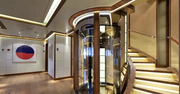 https://www.ragusanews.com/immagini_articoli/31-08-2024/1725100839-yacht-il-man-of-steel-in-ortigia-a-siracusa-8-300.jpg