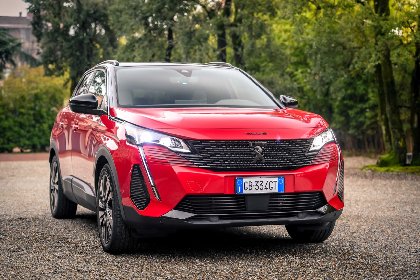 https://www.ragusanews.com/immagini_articoli/31-12-2020/1609403199-peugeot-3008-hybrid4-300-cavalli-e-59-km-a-zero-emissioni-3-280.jpg