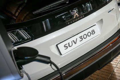 https://www.ragusanews.com/immagini_articoli/31-12-2020/1609403199-peugeot-3008-hybrid4-300-cavalli-e-59-km-a-zero-emissioni-5-280.jpg