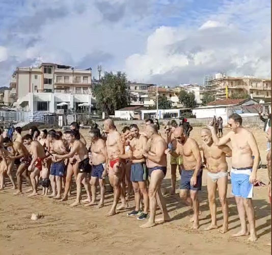 https://www.ragusanews.com/immagini_articoli/31-12-2023/il-bagno-di-san-silvestro-a-marina-di-modica-video-500.jpg
