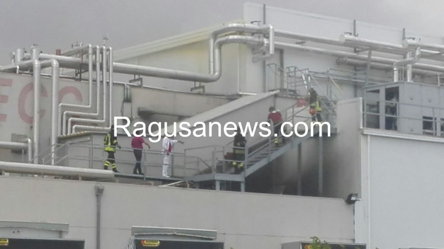 https://www.ragusanews.com/resizer/resize.php?url=https://www.ragusanews.com/immagini_articoli/26-08-2016/1472212028-1-incendio-all-avimecc.jpg&size=891x500c0
