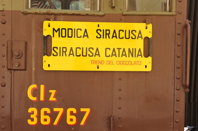 https://www.ragusanews.com/resizer/resize.php?url=https://www.ragusanews.com/immagini_articoli/28-09-2015/1443434204-0-modica-360-passeggeri-nel-treno-del-cioccolato.jpg&size=751x500c0