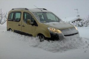Auto in panne sulla neve