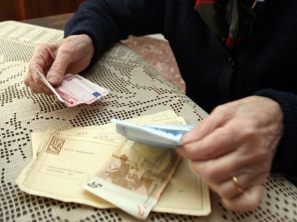 Donna spilla 5 mila euro ad anziano