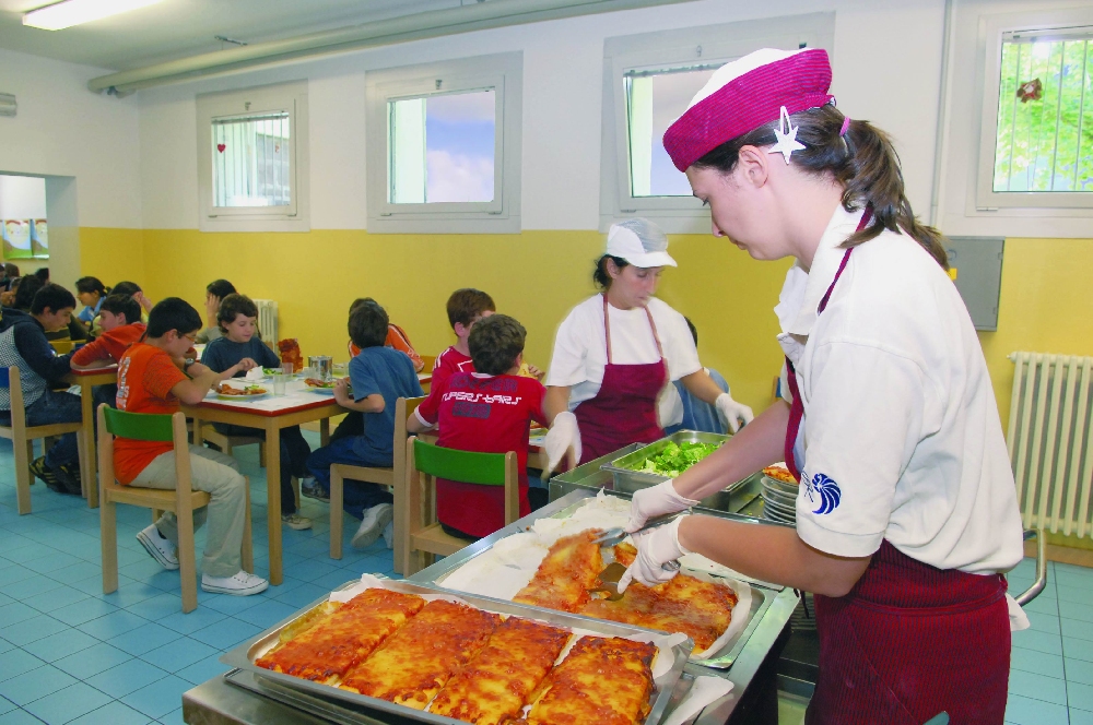 I grillini: Comune assicuri diritto a mensa scolastica
