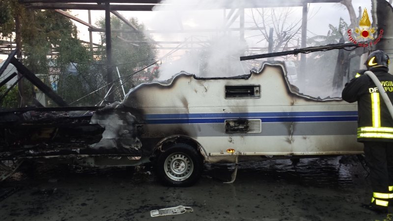 A fuoco una roulotte a Punta Braccetto