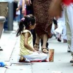 Bambini che elemosinano