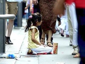 Bambini che elemosinano