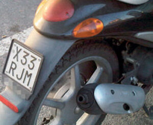Targa scooter contraffatta