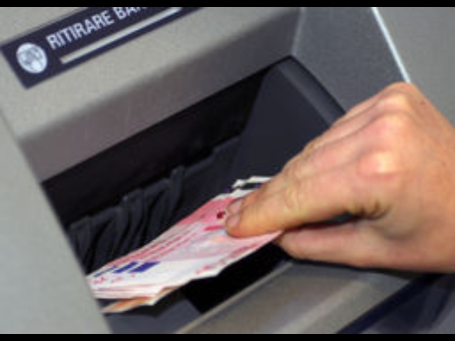 Scardinato bancomat con gru a Palermo