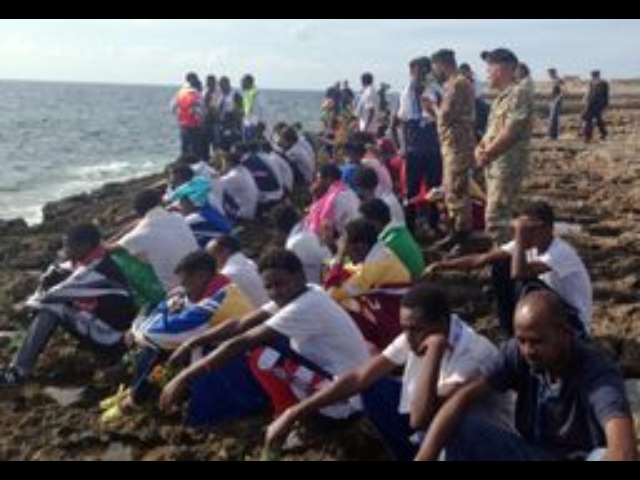 Naufragio:eritrei lanciano fiori in mare