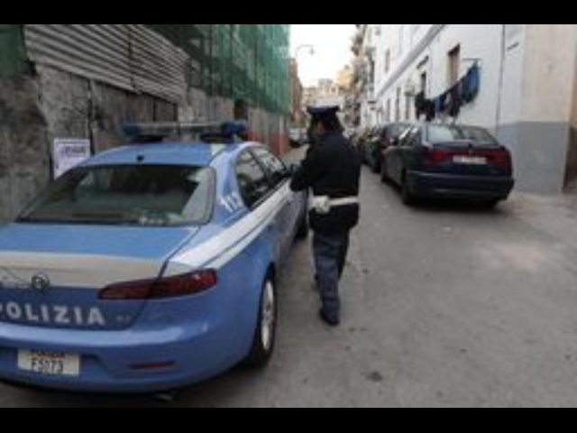 Trova 4 mila euro, li consegna a polizia