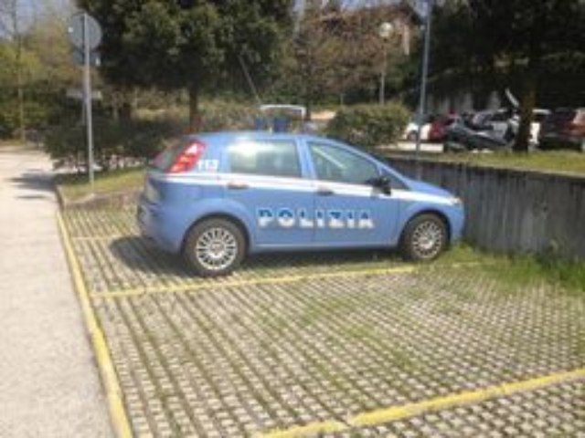 Ladro in bicicletta scippa anziana