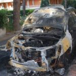 Un’auto incendiata