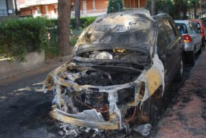 Un’auto incendiata