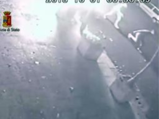 Incendiano auto, inchiodati da video Incendiano auto, inchiodati da video