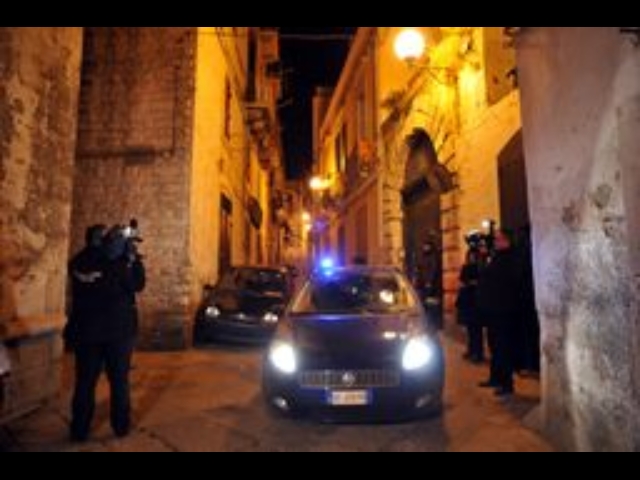 Uomo uccide moglie e si suicida