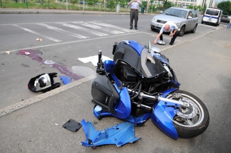 Scooterista abbatte ex comandante dei vigili urbani