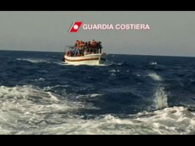 Immigrazione:350 su barca verso Siracusa