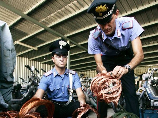 Colto in flagrante e arrestato dai Carabinieri mentre fondeva rame rubato