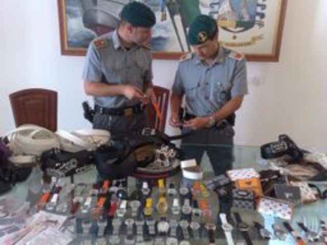 Sequestrati 17 mila pezzi contraffatti Sequestrati 17 mila pezzi contraffatti