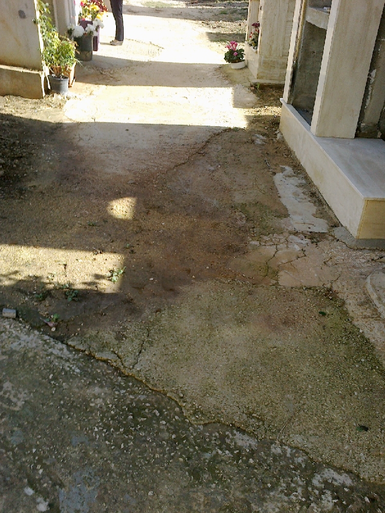 Vandali al cimitero di Comiso