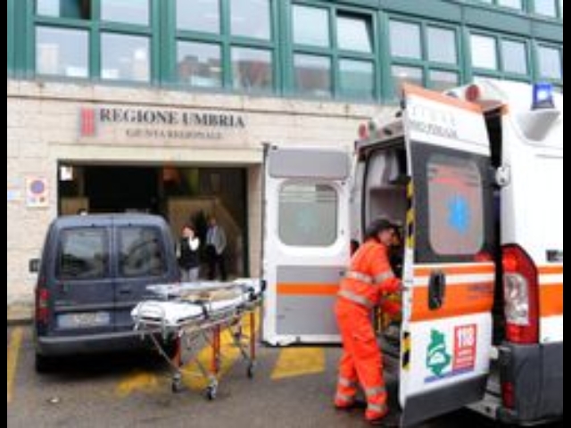 Accoltella tutta la famiglia, arrestato