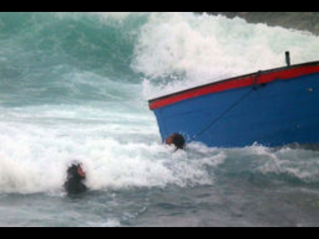 Migranti a nuoto soccorsi da diportisti
