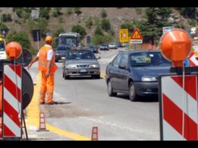 Investito da auto, muore operaio Anas
