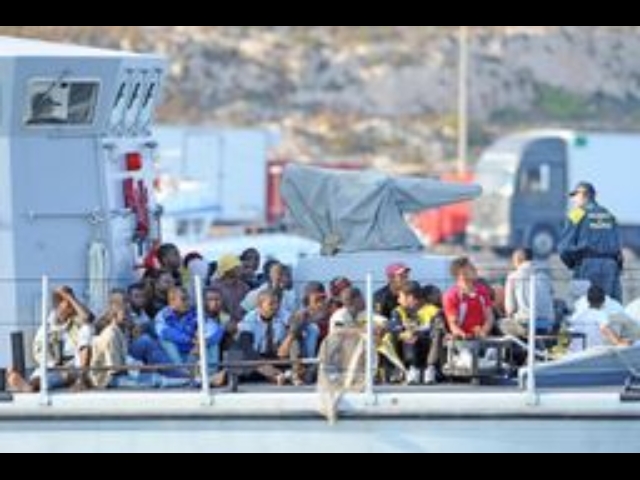 Neonata partorita in barcone migranti