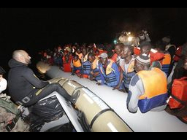 Immigrazione: nave soccorre 109 migranti Immigrazione: nave soccorre 109 migranti