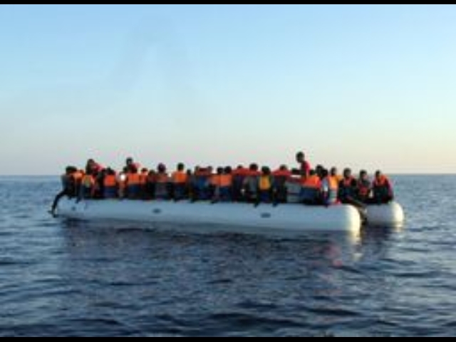 Soccorsi 99 profughi in canale Sicilia