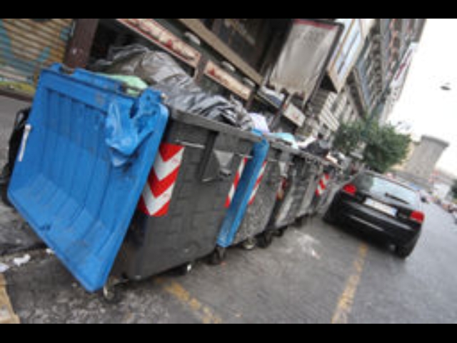 Criminalità: ruba cassonetto spazzatura