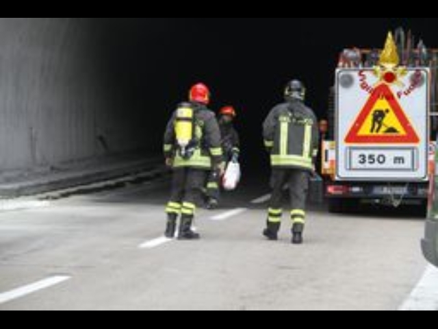 Camion a fuoco in galleria del ‘mistero’