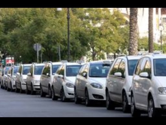 Protesta tassisti Palermo contro Apetaxi