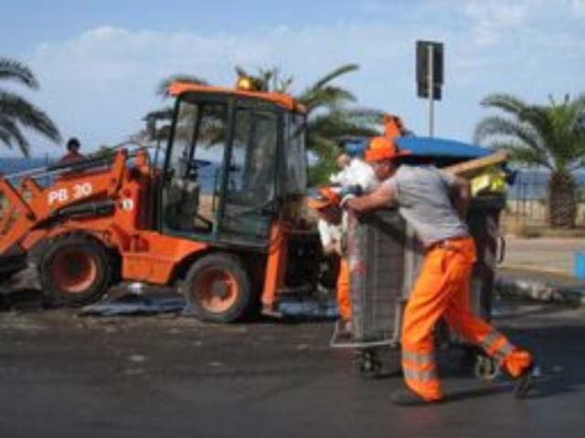 A Palermo vigili controllano spazzini