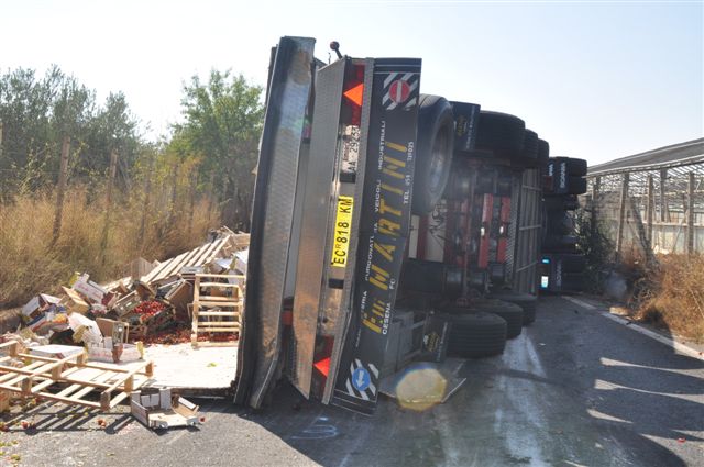 Tir si ribalta per evitare auto